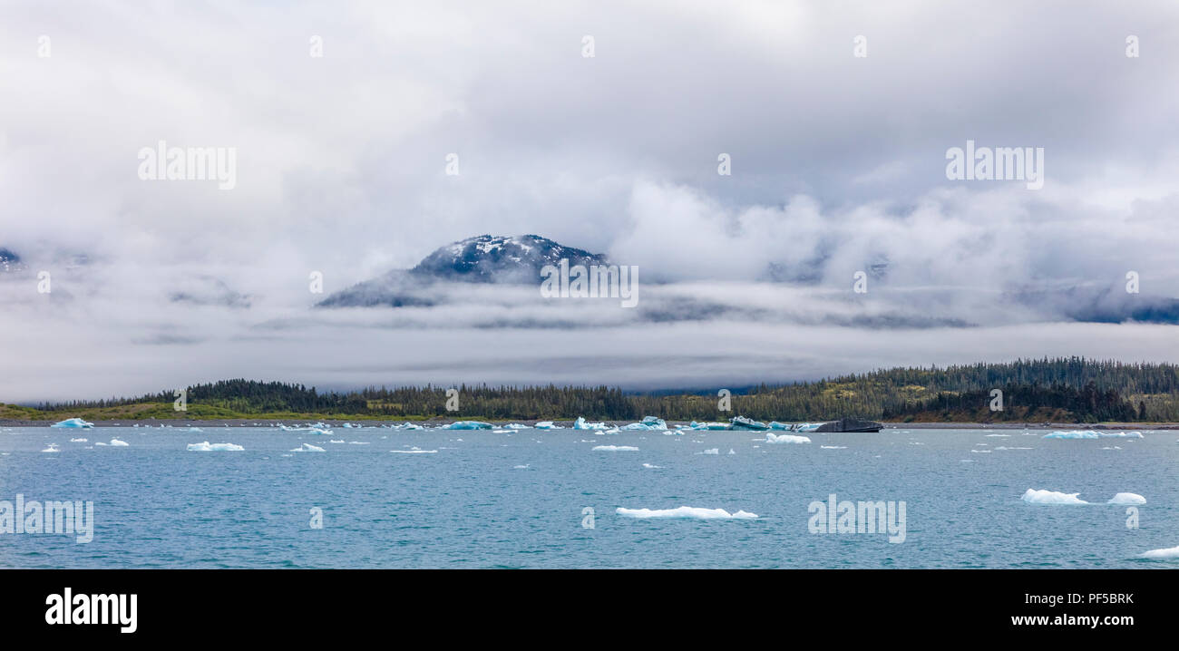 Le montagne in nuvole in Prince William Sound vicino a Valdez Alaska Foto Stock