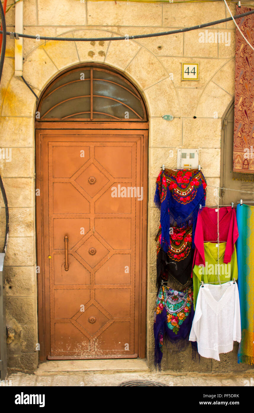 10 maggio 2018 un vecchio sportello in acciaio di un antico edificio nel Souk arabo mercato. Chiudere la Via Dolorosa nella città murata di Gerusalemme Israele shop st Foto Stock