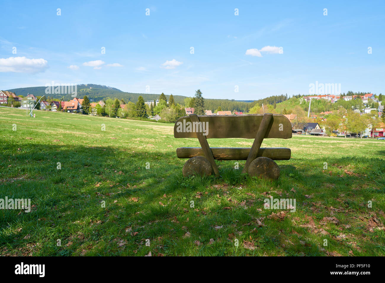 Panca su un sentiero escursionistico a Braunlage nel Parco Nazionale di Harz Foto Stock