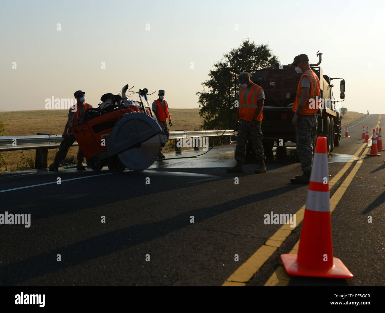 9 Ingegnere Civile Squadron pavimentazioni e attrezzature pesanti aviatori impostare un calcestruzzo vide il Agosto 10, 2018 a Beale Air Force Base in California. Marciapiede e attrezzature pesanti aviatori utilizzano una varietà di macchine che richiedono conoscenze specializzate per mantenere Beale di infrastruttura dell'up-to-date. (U.S. Air Force foto di Airman 1. Classe Tristan D. Viglianco) Foto Stock