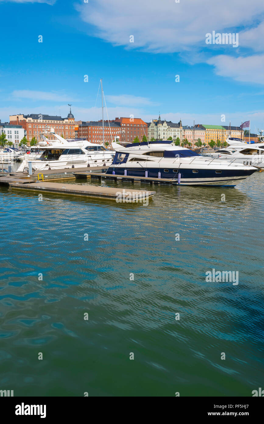 Helsinki marina estate, vista delle barche da diporto ormeggiata nel porto di Katajanokka isola a Helsinki in Finlandia. Foto Stock