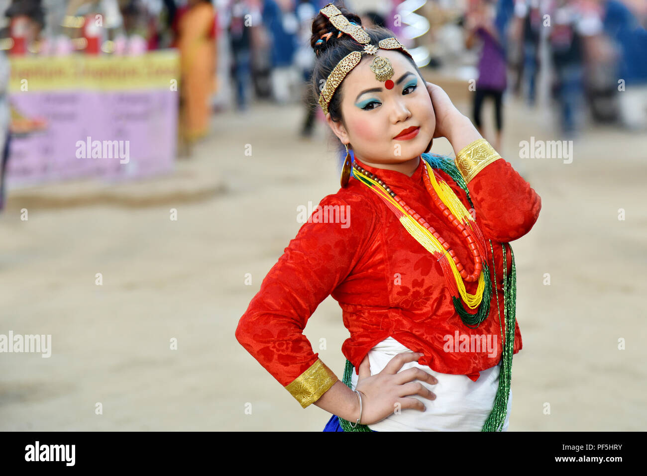 Ballerini Folk in costume tradizionale Foto Stock