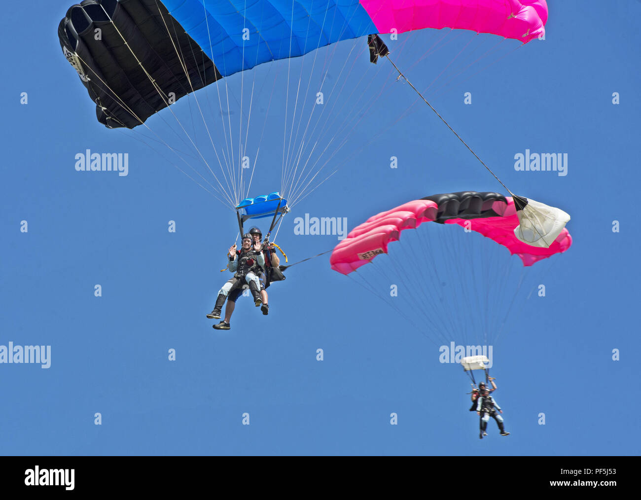 Stati Uniti Avieri del XX MANUTENZIONE APPARECCHI Squadron parachute in giù verso massa a Chester, S.C., 11 Agosto, 2018. Avieri superò le paure e mostrava la resilienza prendendo un "salto di fede" che simboleggia la facendo qualcosa al di fuori della loro zona di comfort ed uscente dall'altro lato senso compiuto. (U.S. Air Force foto di Airman 1. Classe BrieAnna Stillman) Foto Stock