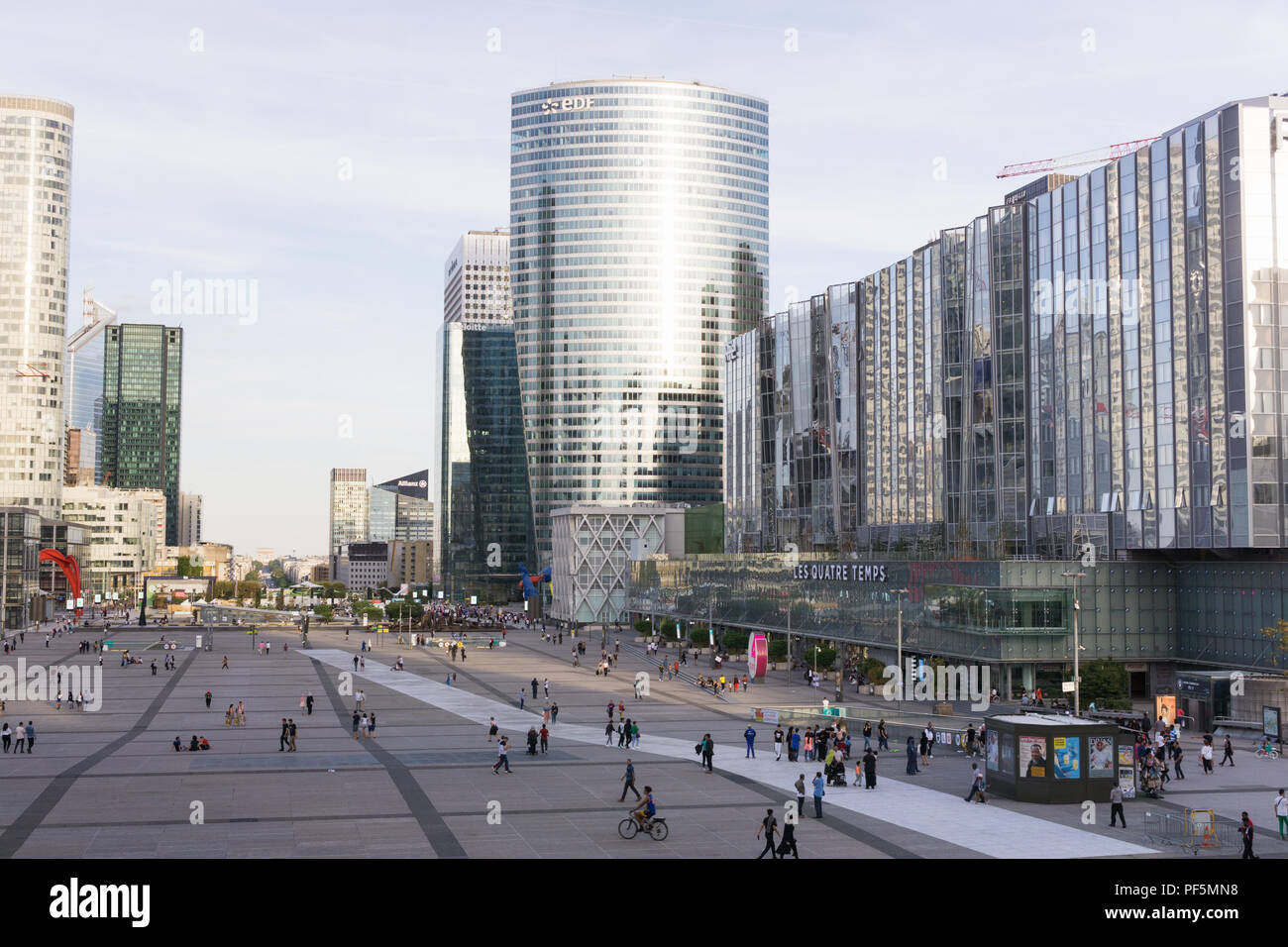 Paris La Defense - quartiere della Défense di Parigi: Le Quatre Temps shopping mall e il Tour FES visto da di Le Grand Arche. In Francia, in Europa. Foto Stock