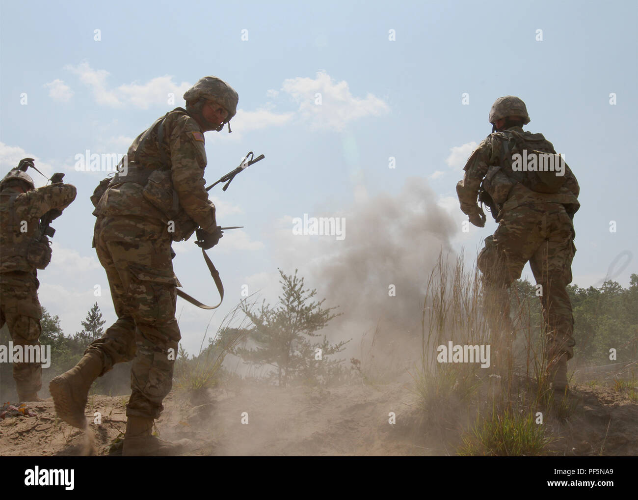 1Lt. Michael Weber, comandante di plotone, 2° plotone, 402 Engineer Company, oneri sopra una collina dopo l'unità fatte detonare a Bangalore torpedo 14 agosto 2018, durante lo sciopero del Nord a Camp temolo, Mich L'ingegnere 402 società ha utilizzato il bangalore siluri per cancellare le fortificazioni nemiche come parte del Nord sciopero, una multinazionale comune bracci combinata live esercitazione antincendio che coinvolgono circa 5.000 membri del servizio da 11 membri e sei paesi della coalizione. (U.S. Esercito nazionale Guard foto di PFC. Jonathan Perdelwitz) Foto Stock