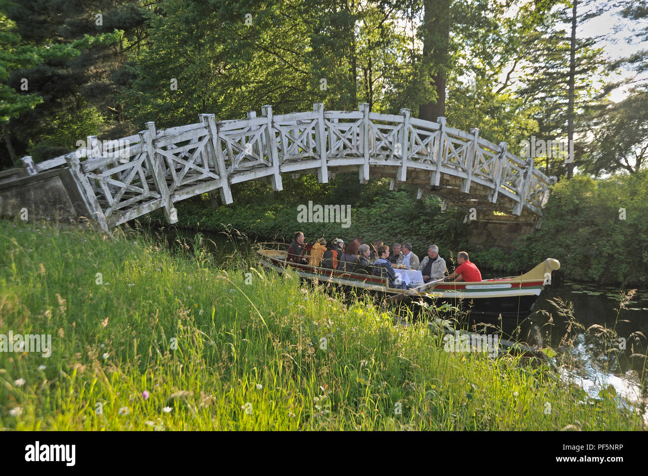 Dessau-Wörlitz Garden Realm, parchi storici, ponte bianco sopra la Wolfscanal con gondola, Wörlitz, distretto Wittenberg, Sassonia-Anhalt, Germania, Euro Foto Stock