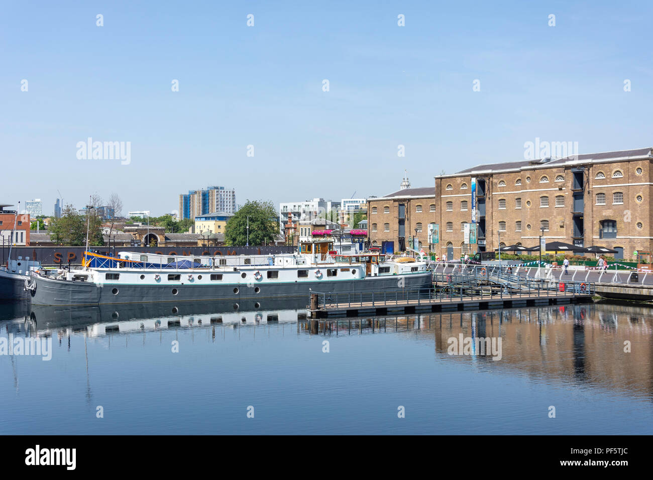 Convertito chiatta galleggiante a West India Quay, Canary Wharf, London Borough of Tower Hamlets, Greater London, England, Regno Unito Foto Stock