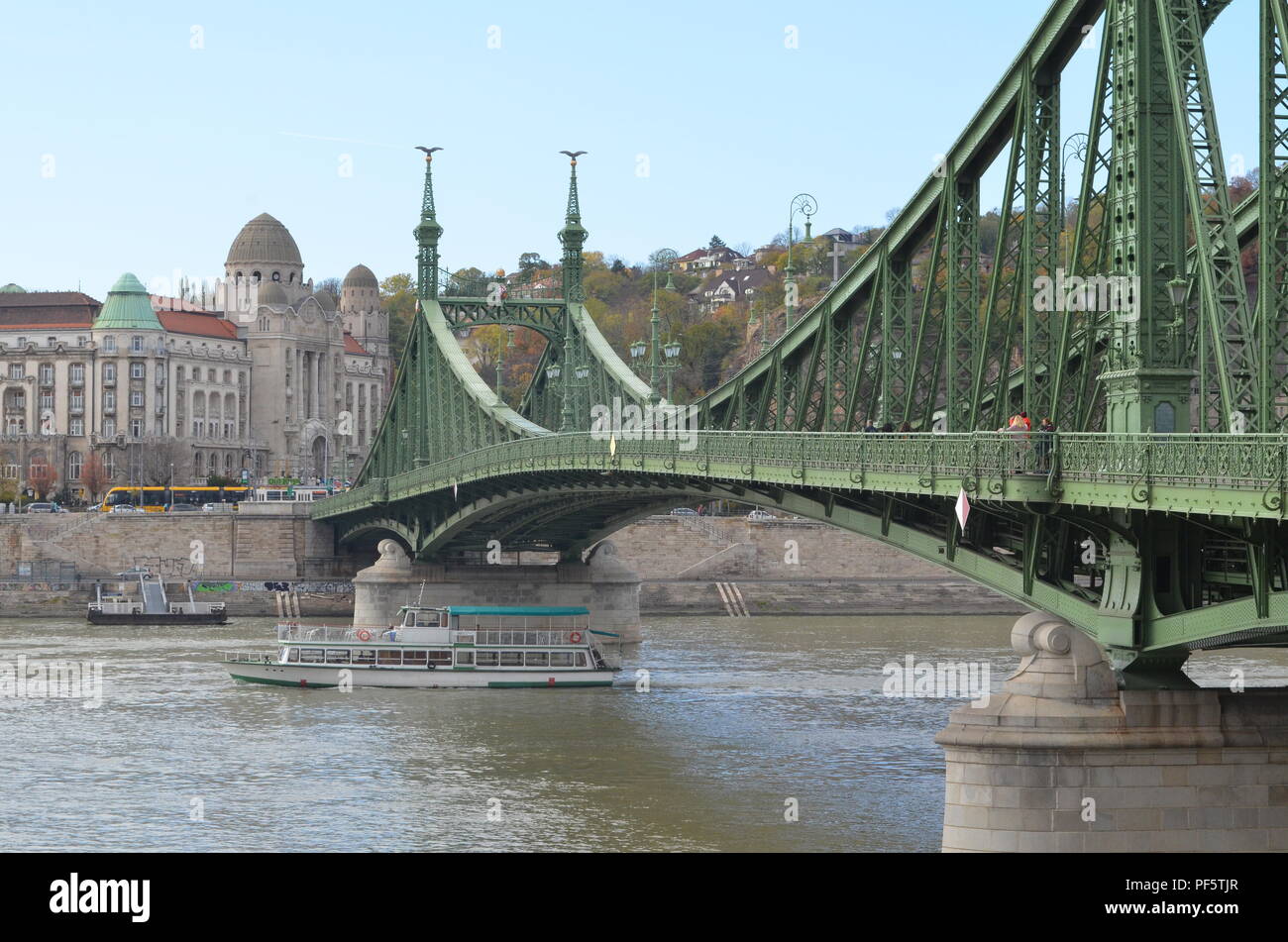 Ponte della Libertà (Szabadság híd), Budapest, 1896, progettato da János Feketeházy in stile Art Nouveau. Si tratta di un ponte a sbalzo con sospesa medio span Foto Stock