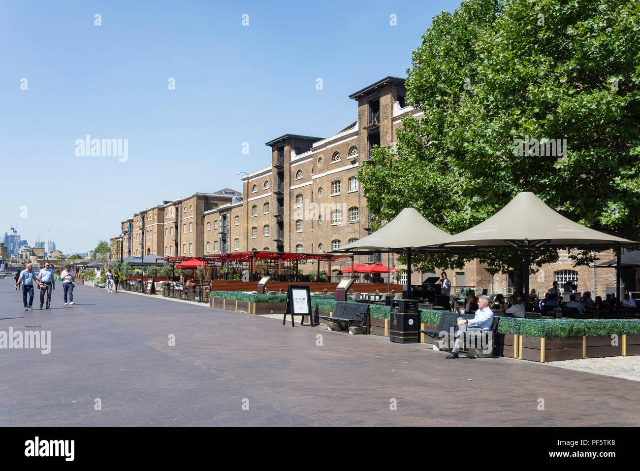 Cordolo sul quay ristoranti, West India Quay, Canary Wharf, London Borough of Tower Hamlets, Greater London, England, Regno Unito Foto Stock