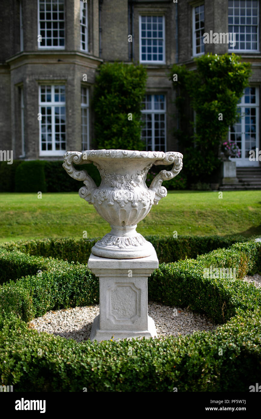 Decorative ornamentali georgiano urna in un inglese un maestoso giardino di casa Foto Stock