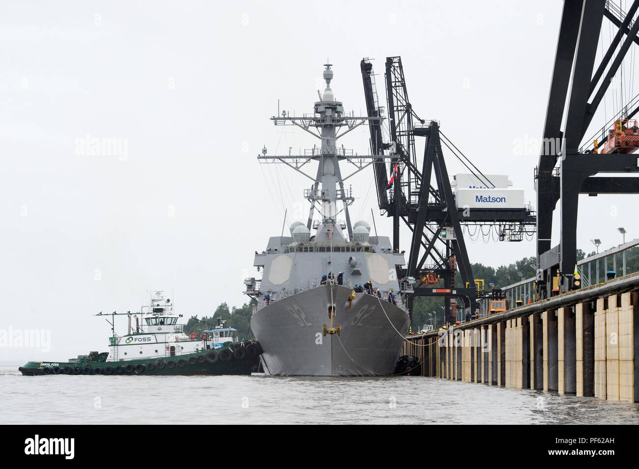 Il Arleigh Burke-class guidato-missile destroyer USS Momsen (DDG 92) arriva al porto di Alaska ad Anchorage in Alaska, Aug.15, 2018. Il Momsen è ad Anchorage in combinato disposto con l'Artico Simposio marittimo. La manifestazione, ospitata dall'Alaskan comando, fornirà un quadro di riferimento per esperti senior leader militari, analisti di intelligence, interagenzie operatori, e marittimo artico esperti in materia per discutere le sfide strategiche associata con Arctic operazioni marittime. (U.S. Air Force foto di Alejandro Peña) Foto Stock