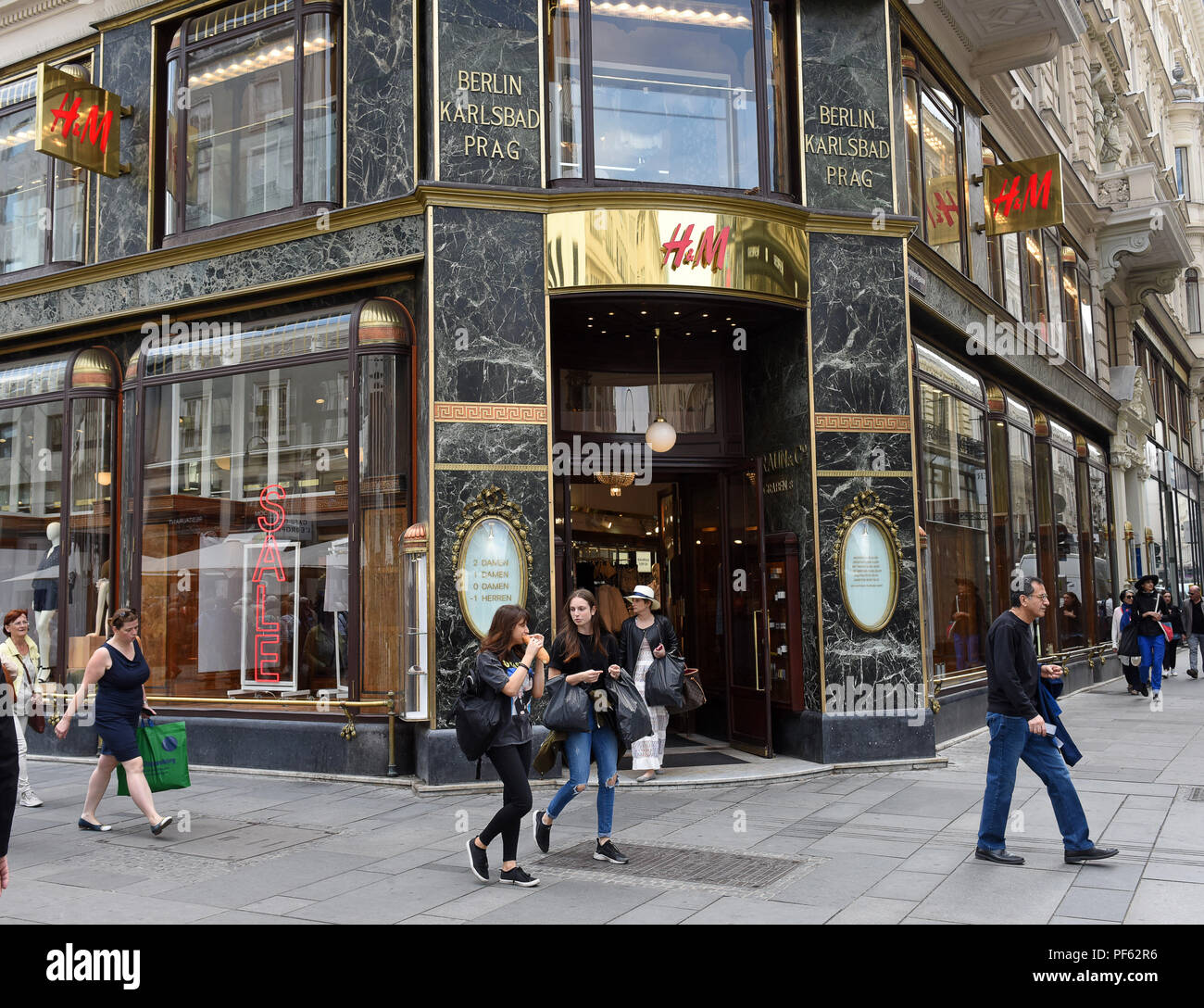 H&M fashion shop store di Vienna, Austria Foto Stock