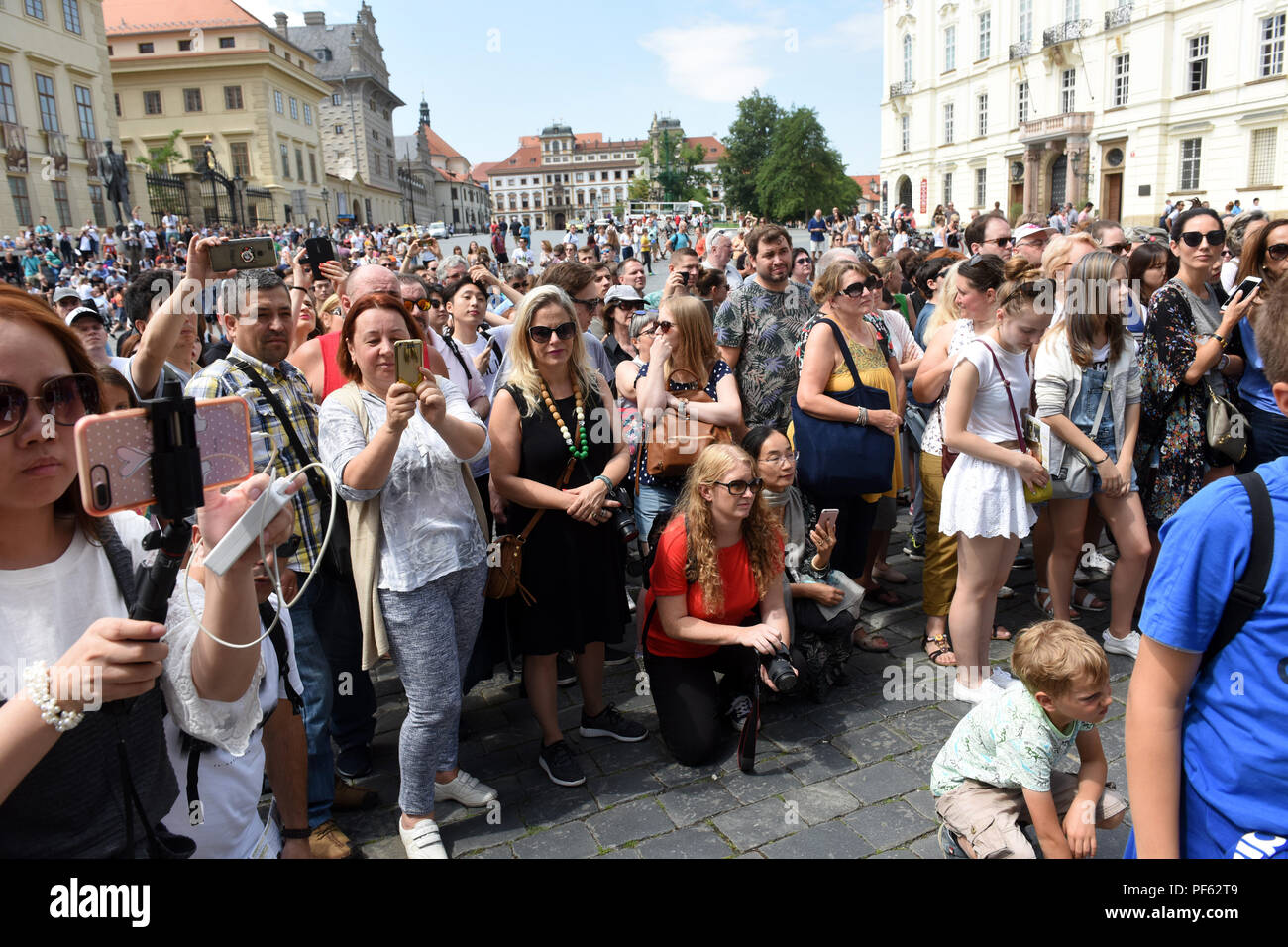 La folla di turisti a guardare la cerimonia del Cambio della guardia al Castello di Praga, Repubblica Ceca. Foto Stock