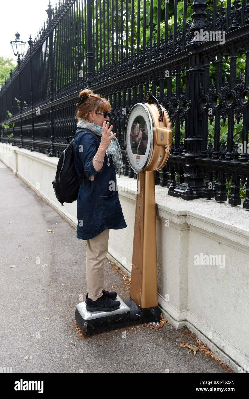 La donna stessa di pesatura su bilancia pubblica a Vienna, in Austria Foto  stock - Alamy