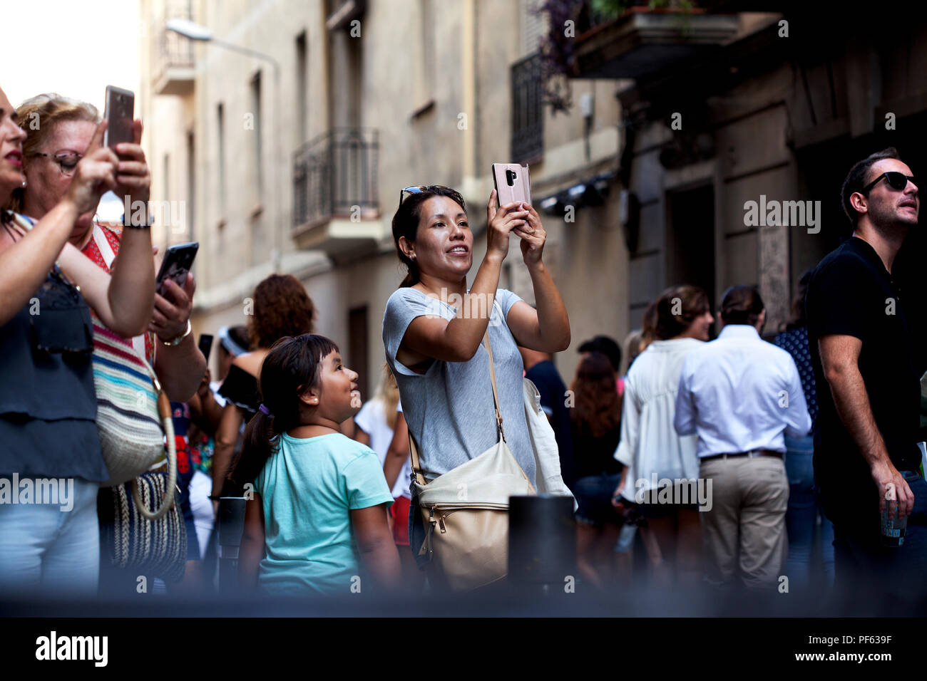 Le persone che la foto sul loro smartphone, Barcelona, Spagna. Foto Stock