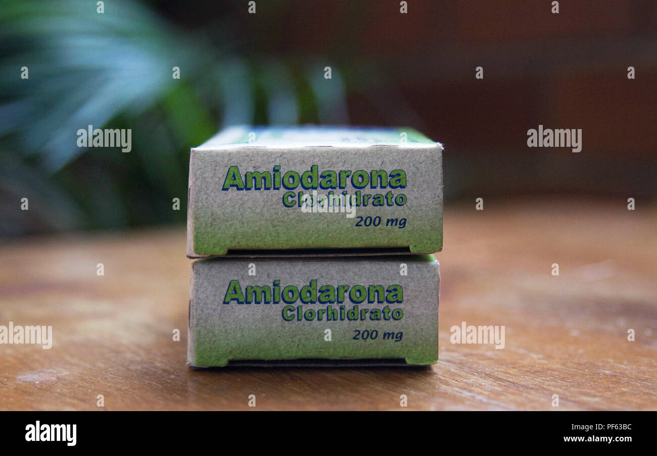 Amiodarone è un farmaco antiaritmico usato per trattare e prevenire un certo numero di tipi di battiti cardiaci irregolari.[1] Questo include la tachicardia ventricolare (VT), la fibrillazione ventricolare e la TACHICARDIA A COMPLESSI LARGHI, nonché una fibrillazione atriale parossistica e tachicardia sopraventricolare. Foto Stock