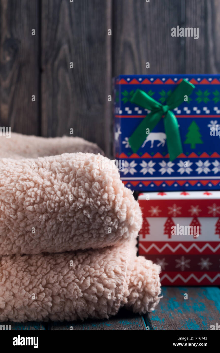 Vuoto di lana, Abete rami, giocattoli di Natale e confezioni regalo. Natale accogliente in stile rustico. Lana Merinos coperta. Foto Stock