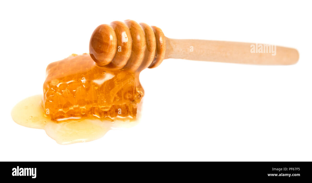 Nido e bilanciere in legno con miele di gocciolamento isolati su sfondo bianco Foto Stock