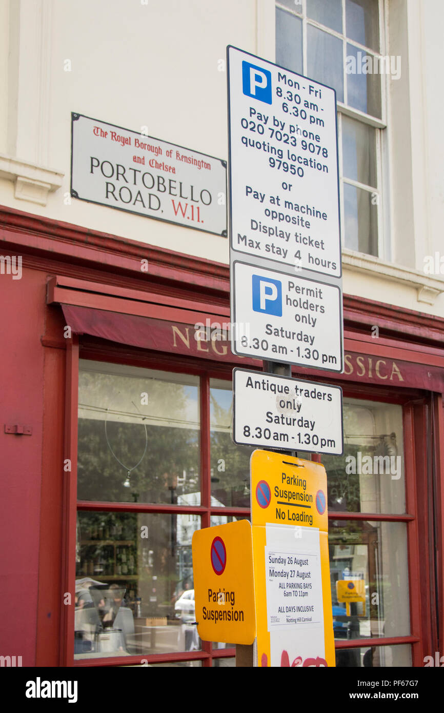 Le restrizioni per il parcheggio sulla segnaletica della Londra Portobello Road, Londra, W11, Regno Unito Foto Stock