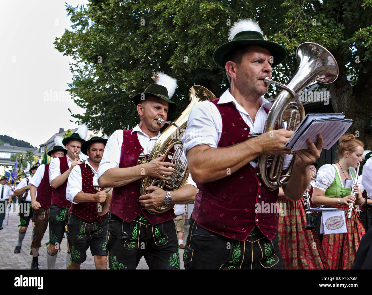 Usseln, Germania - Luglio 30th, 2018 - Bavarian marching band in abito tradizionale la riproduzione di strumenti in ottone a una sfilata Foto Stock