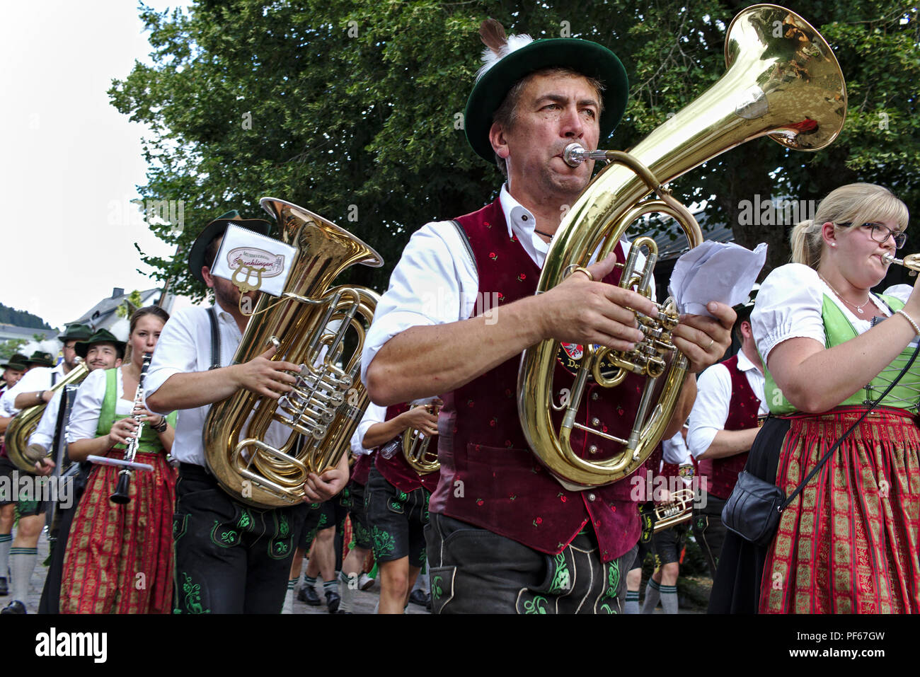 Usseln, Germania - Luglio 30th, 2018 - Bavarian marching band in abito tradizionale la riproduzione di strumenti in ottone a una sfilata Foto Stock
