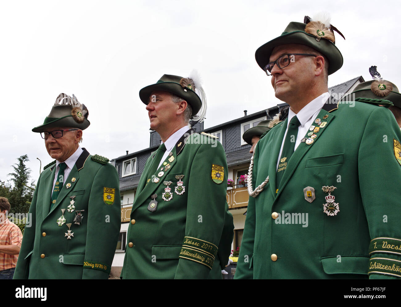 Usseln, Germania - Luglio 29th, 2018 - membri senior di un fucile club indossano i loro tradizionali uniformi verde a una sfilata alla tiratori giusto Foto Stock