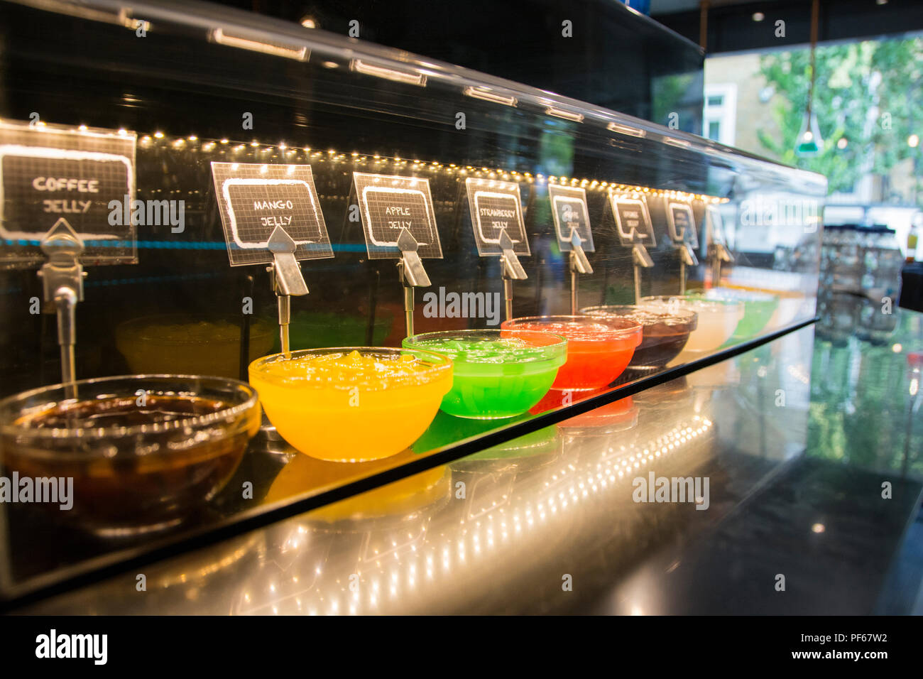 Bolla Bubbleology tea shop su Pembridge Road, Notting Hill Gate, London W11 Foto Stock