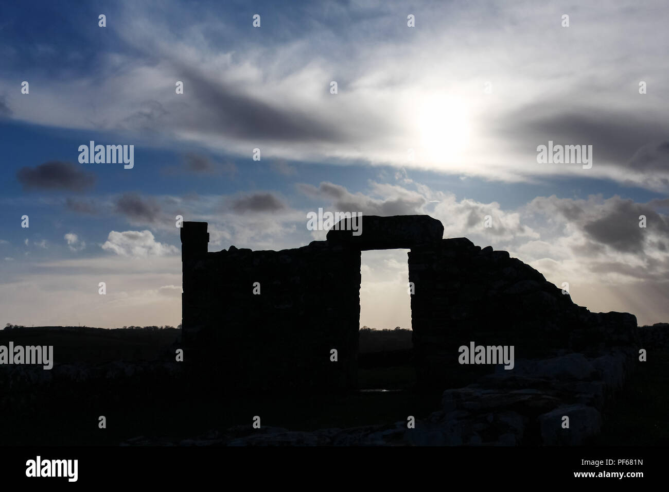 Skyscape con silhouette di antiche rovine del monastero Nendrum, Isola Mahee, County Down, N.Irlanda. Foto Stock
