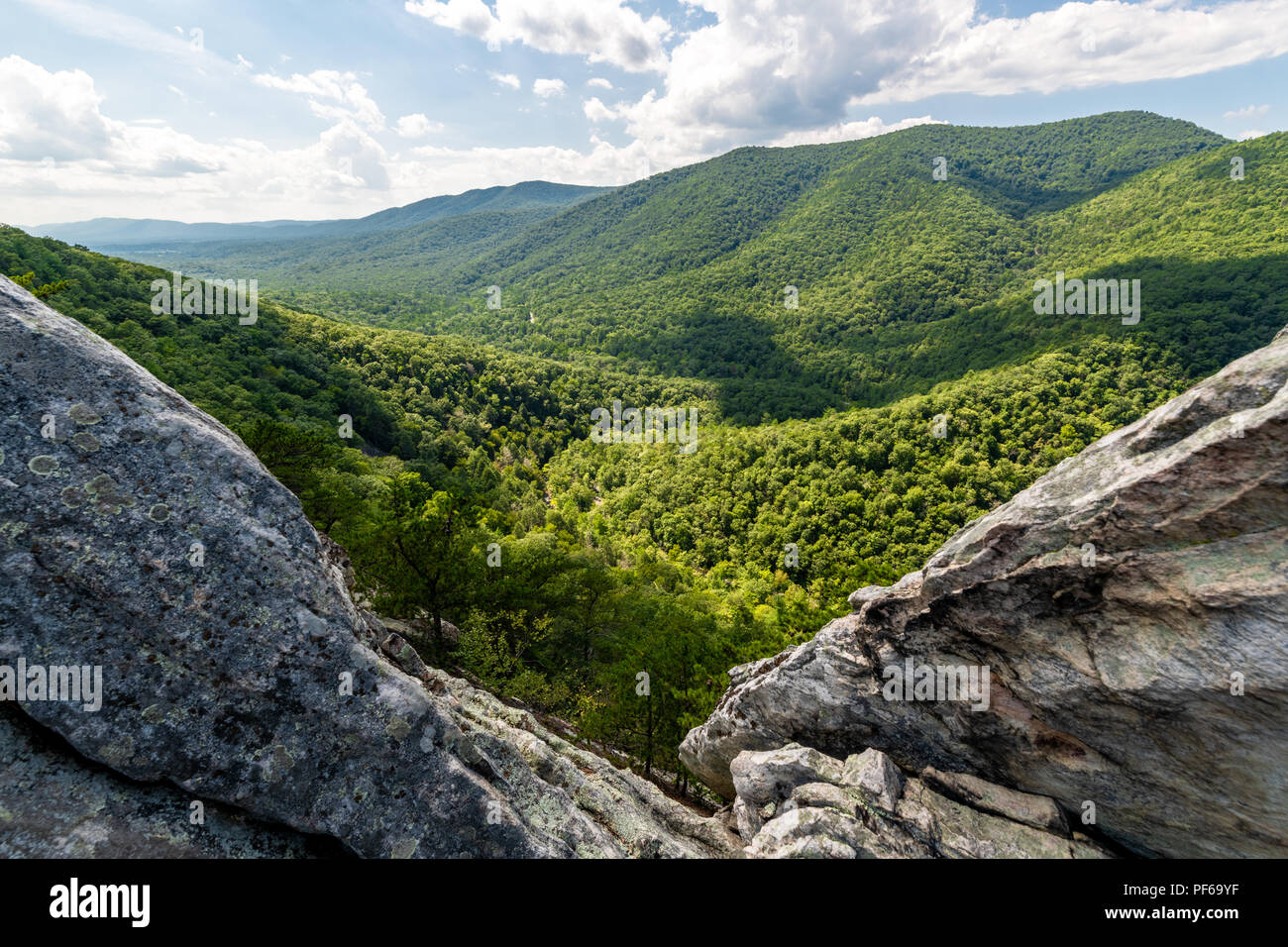 Vista dalla parte superiore della poiana Rock escursione sul Monte Massanutten nei Monti Appalachi della Virginia occidentale, vicino al Parco Nazionale di Shenandoah Foto Stock