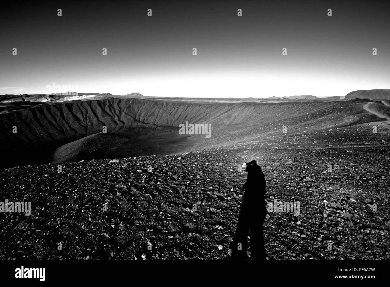 Hverfjall cratere vulcanico vicino al Lago Myvatn in Islanda, uno dei più grandi crateri vulcanici nel mondo con diametro di quasi 800 m nella parte superiore Foto Stock