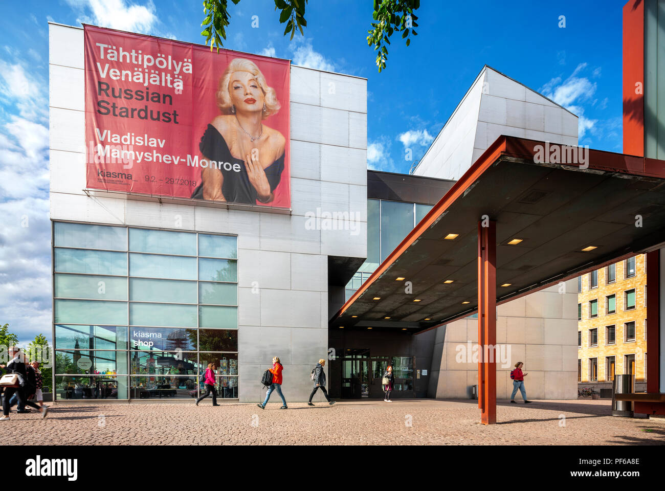 Il Kiasma Museum di Helsinki di arte contemporanea. Esterno con ingresso principale e il Kiasma Museum Shop e Caffetteria del museo sulla sinistra. Foto Stock