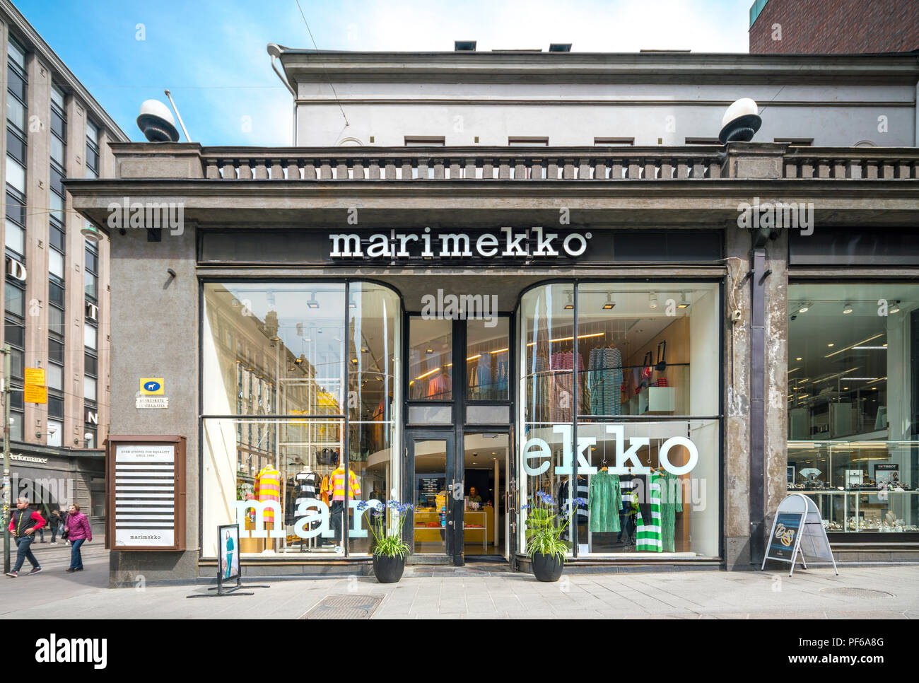 Marimekko fashion store su Aleksanterinkatu 50, Alexandersgatan Street 50, Helsinki. Foto Stock