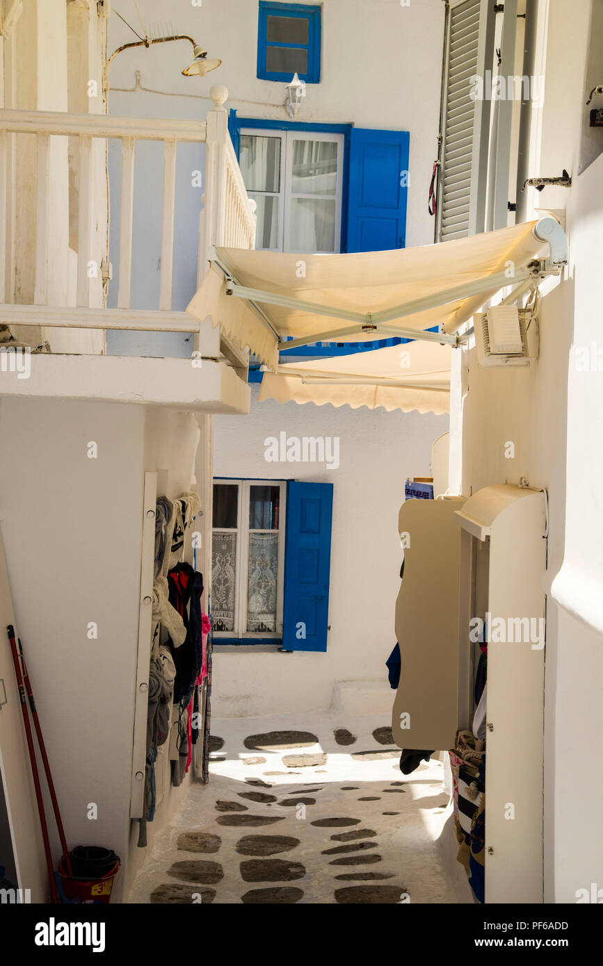 Architettura delle Cicladi di Mykonos e tende da sole in tela sull'isola greca. Foto Stock