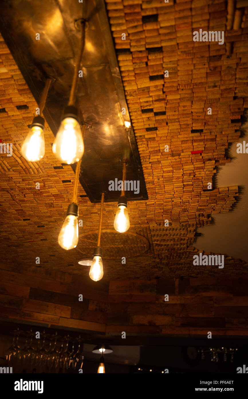 I tappi di sughero sul soffitto con luci Foto stock - Alamy