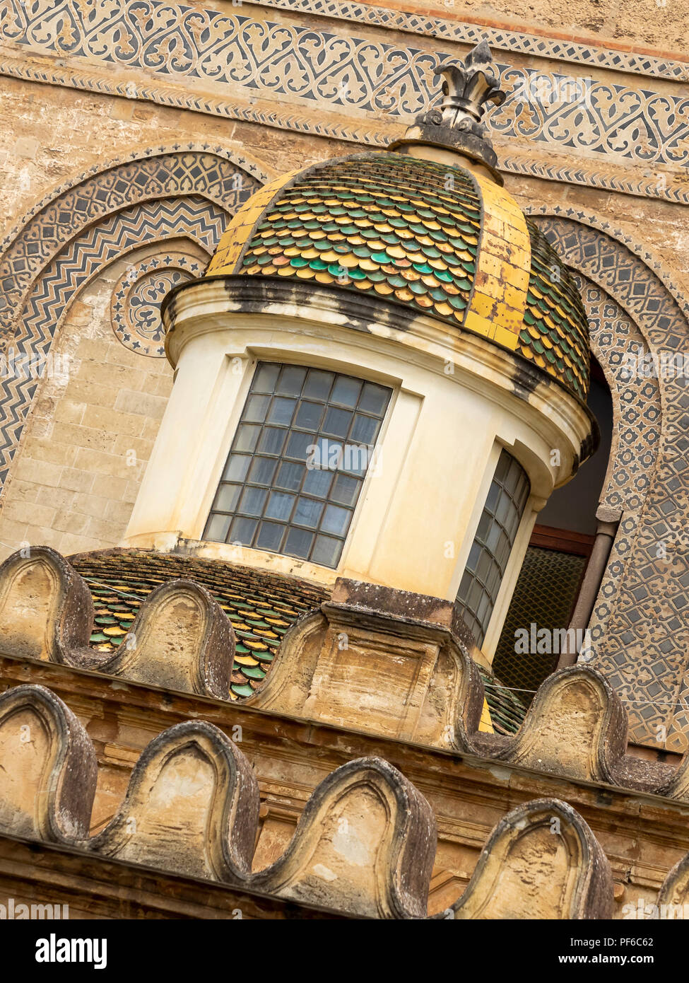 PALERMO, SICILIA, ITALIA - 21 MAGGIO 2018: Dettaglio architettonico della Cattedrale di Palermo (Cattedrale di Vergine Assunta, Madre Chiesa) Foto Stock