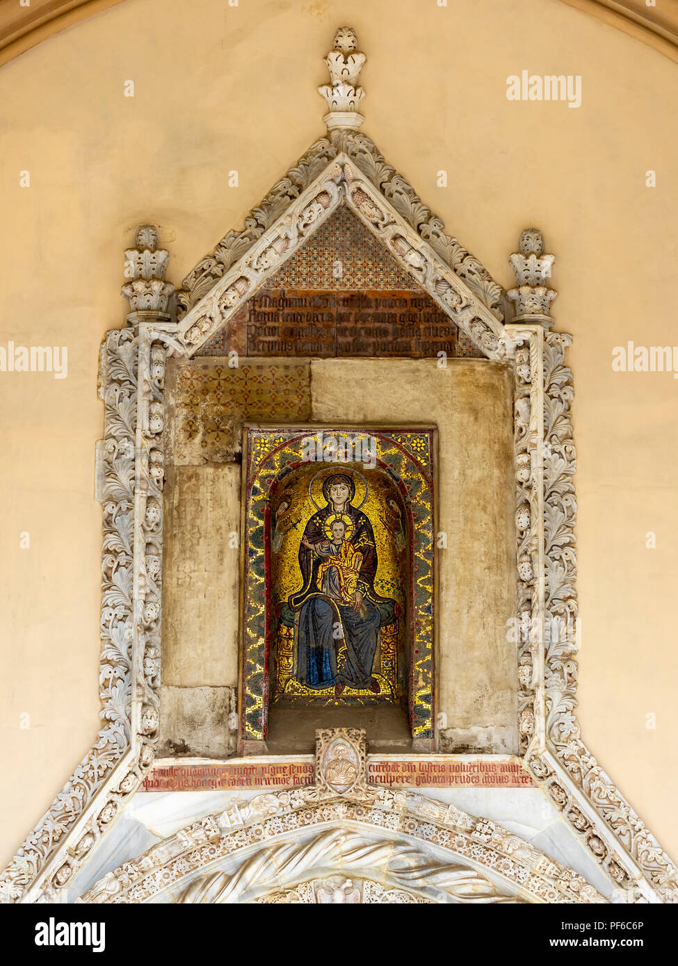 PALERMO, SICILIA, ITALIA - 21 MAGGIO 2018: Dettaglio architettonico sopra la porta principale della Cattedrale di Palermo (Cattedrale di Vergine Assunta, Madre Chiesa) Foto Stock