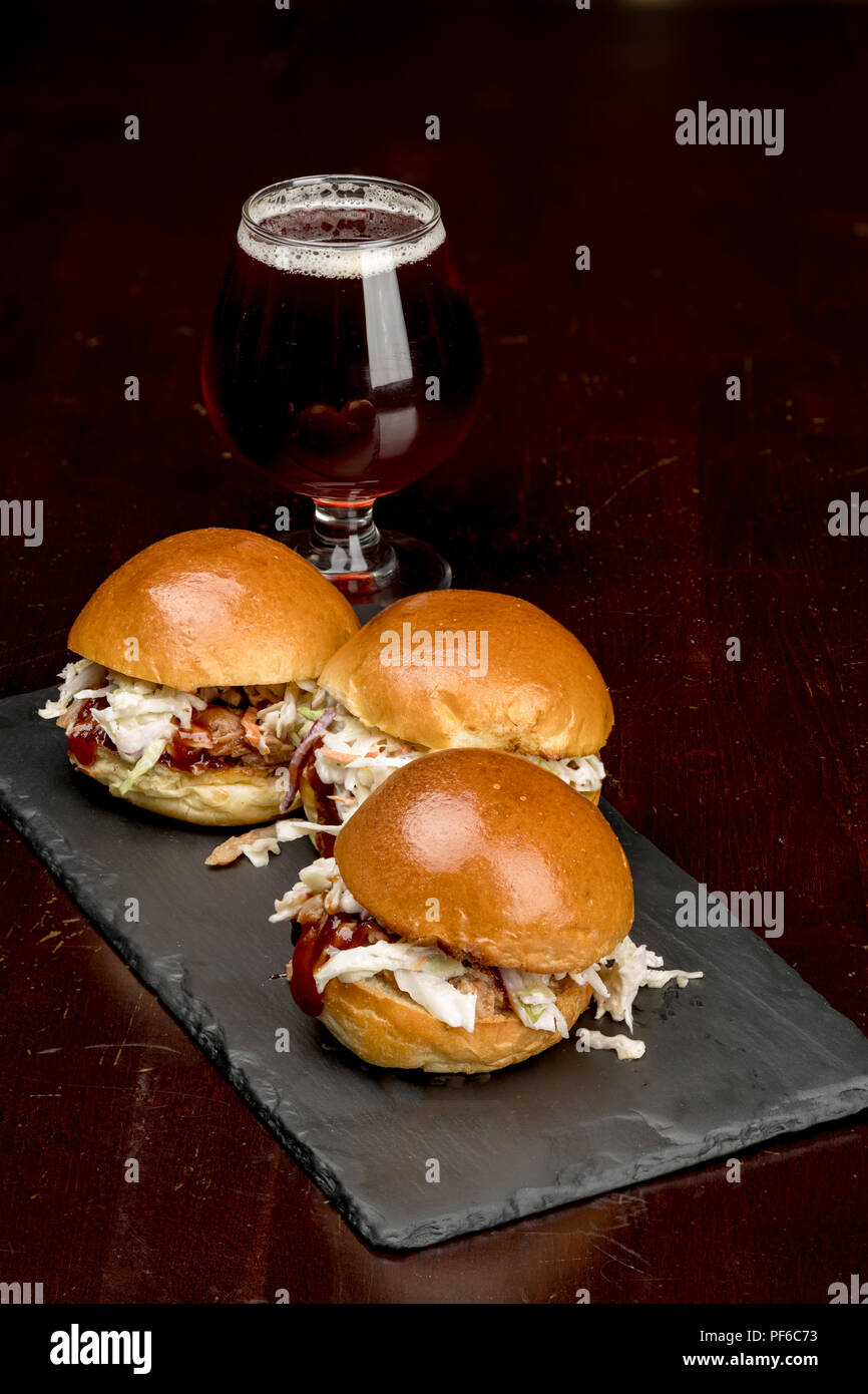 Piastra con gustosi hamburger di nero sul tavolo Foto stock - Alamy