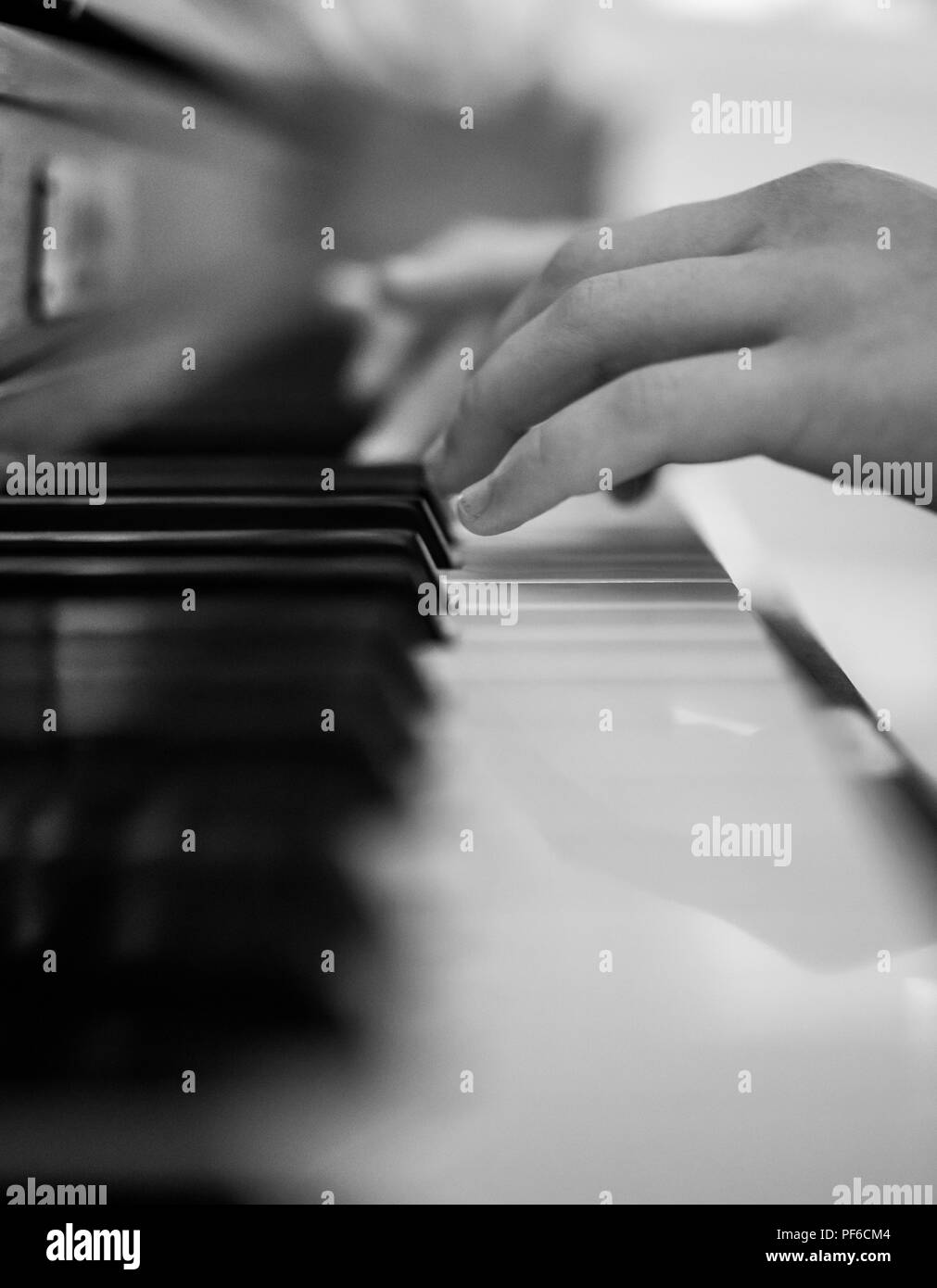 Un bambino che è un aspirante musicista pratiche al pianoforte Foto Stock