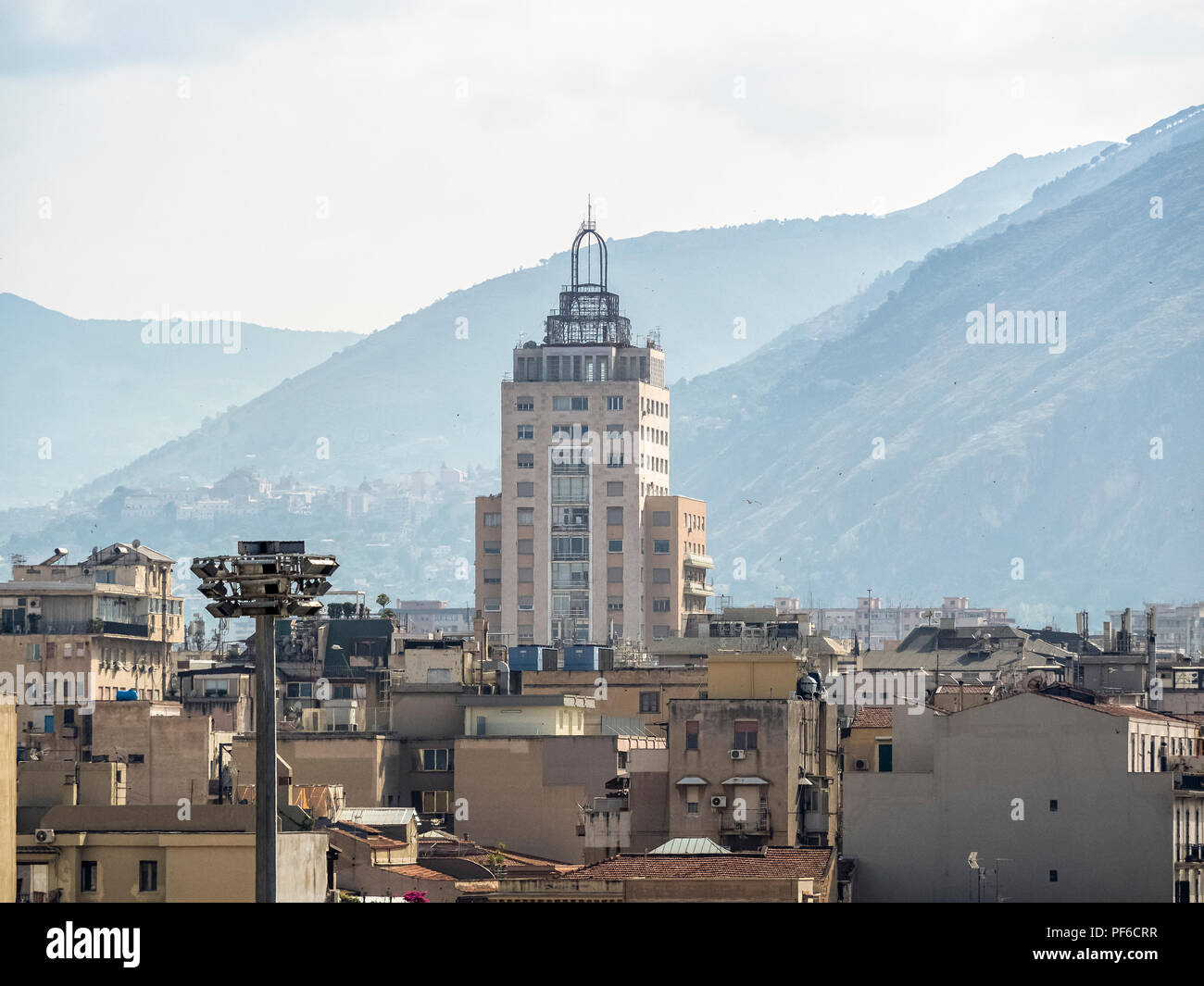 PALERMO, SICILIA, ITALIA - 21 MAGGIO 2018: Skyline con edificio moderno Foto Stock