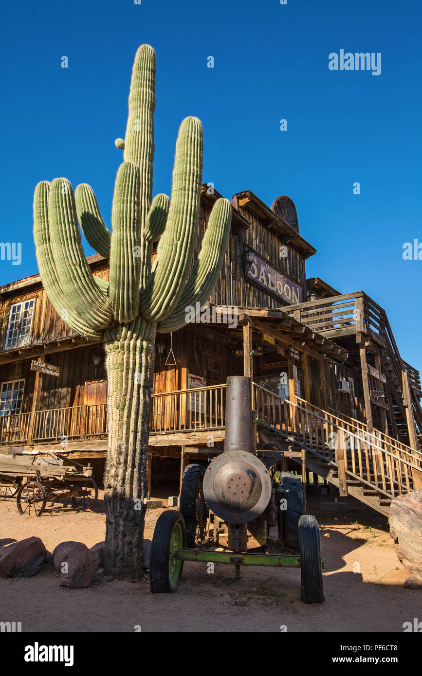 Goldfield Ghost Town è situato sulla cima di una piccola collina tra il Superstition Mountains e l'Goldfield montagne, l'insediamento di Goldfield ha ottenuto il suo Foto Stock