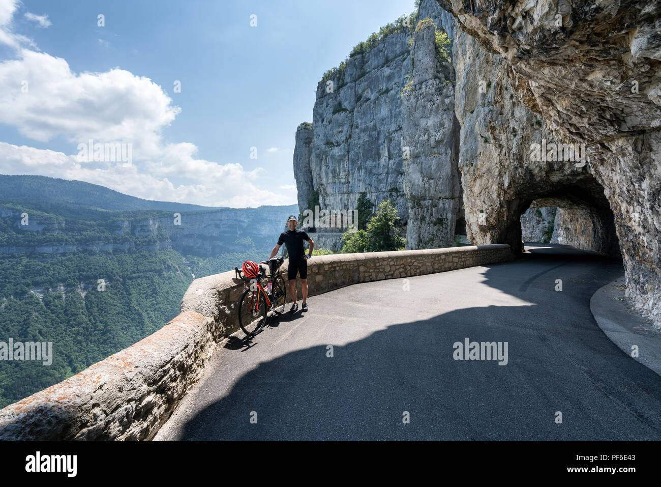 Escursioni in bicicletta nella Combe Laval gorge road, Francia, Europa UE Foto Stock