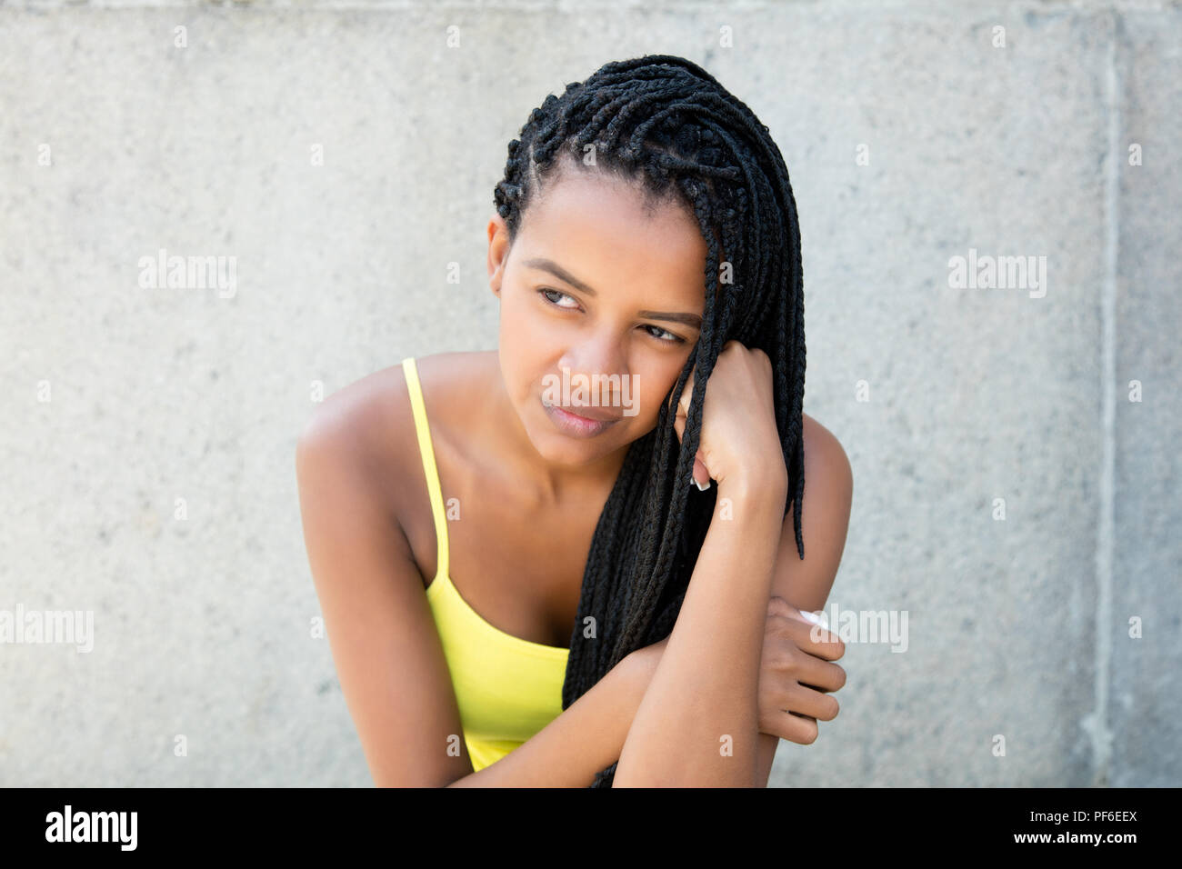 Poveri africani donna americana con dreadlocks all'aperto in estate Foto Stock