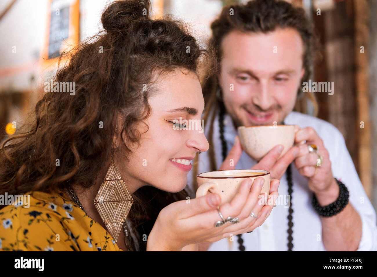 Ricci donna attraente annusare il sapore del tè di nizza Foto Stock