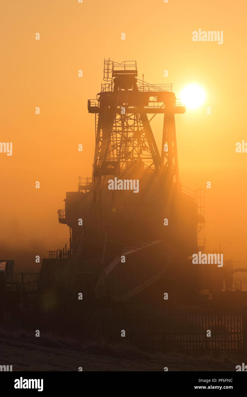 La silhouette della essere1150 che è conservato il walking Dragline a RSPB St Aidan il parco naturale vicino a Leeds Foto Stock