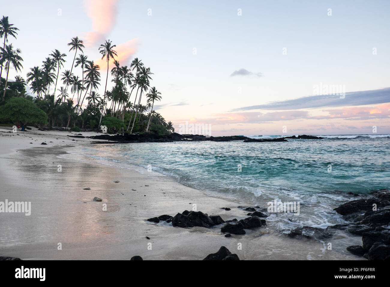 Alba a Matautu Lefaga Beach, Isola Upolu, Samoa Occidentale e Sud Pacifico Foto Stock