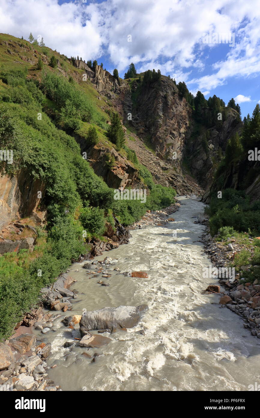 Scenic torrente di montagna nei pressi di Obergurgl, Alpi Oetztal in Tirolo, Austria. Foto Stock