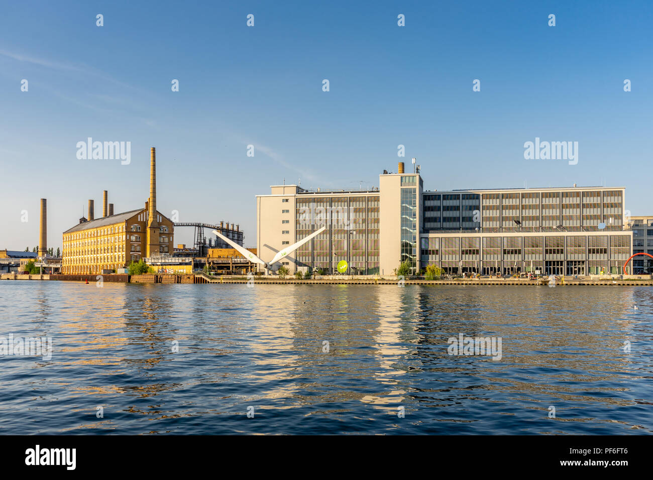Vista sul fiume Sprea fino all'Università di Scienze applicate ( Hochschule für Technik und Wirtschaft - HTW) nell'estate 2018, Berlino, Germania, UE Foto Stock