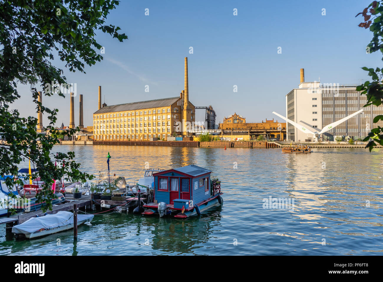 Vista sul fiume Sprea a l'Università di Scienze Applicate ( Hochschule für Technik und Wirtschaft - HTW) in estate 2018, Berlino, Germania Foto Stock