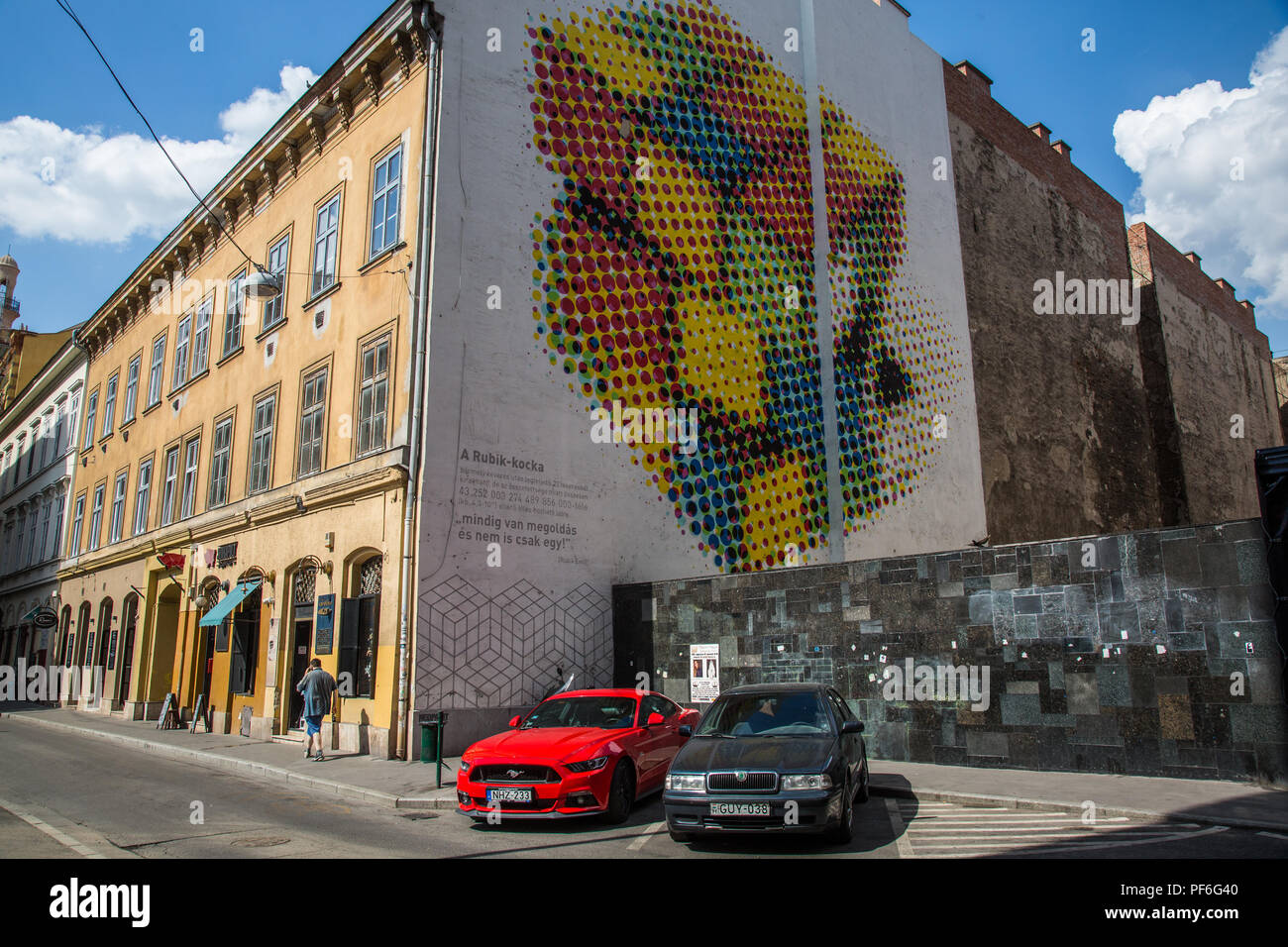 Budapest, Ungheria. 14 Agosto, 2018. Il Cubo di Rubik murale di Neopaint in Dob Street rende omaggio al pezzo di arte da inventore ungherese e archita Foto Stock
