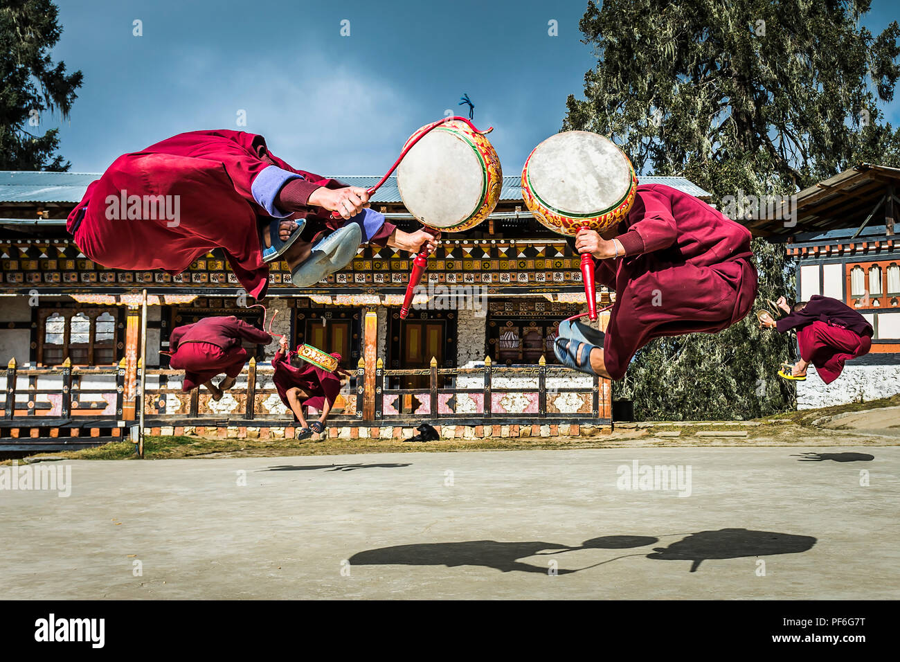 I monaci che pratica il cappello nero danza in un monastero vicino Chamkar, Bhutan Foto Stock
